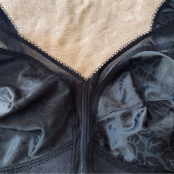 Playtex 18 Hour Comfort-Strap Wireless Bra, Full-Coverage with 4-Way TruSupport - Picture 4 of 6